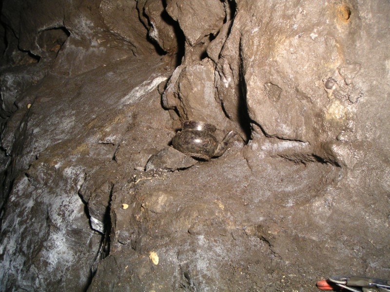 lc_lcsunvstope_teapot1.jpg - In the stope we came across another teapot, this time a ceramic one.