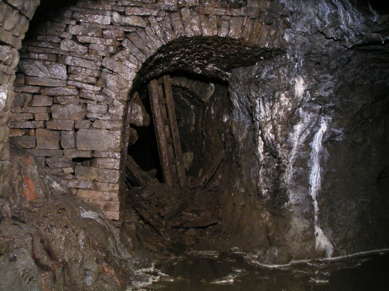 lc_lcv_lukehalls_xc_split.jpg - Further along the Longcleugh Vein heading towards Cowhill Cross Vein this is the split with Luke Hall's Cross Cut (on the right).