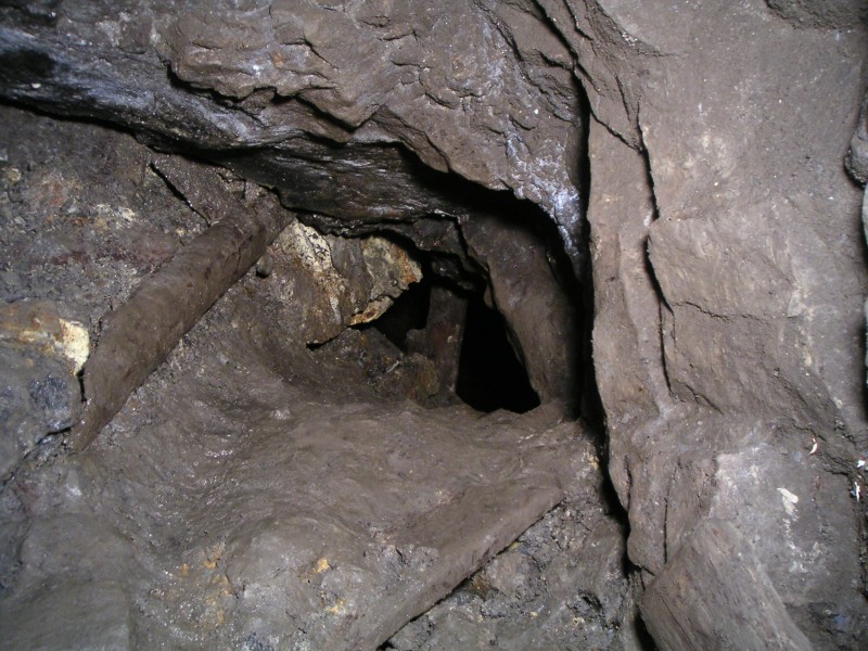 lc_lukehalls_xc_link2mcssv_stope.jpg - The end of Luke Hall's Cross cut and the entrance to the stopes on the MCSSV.