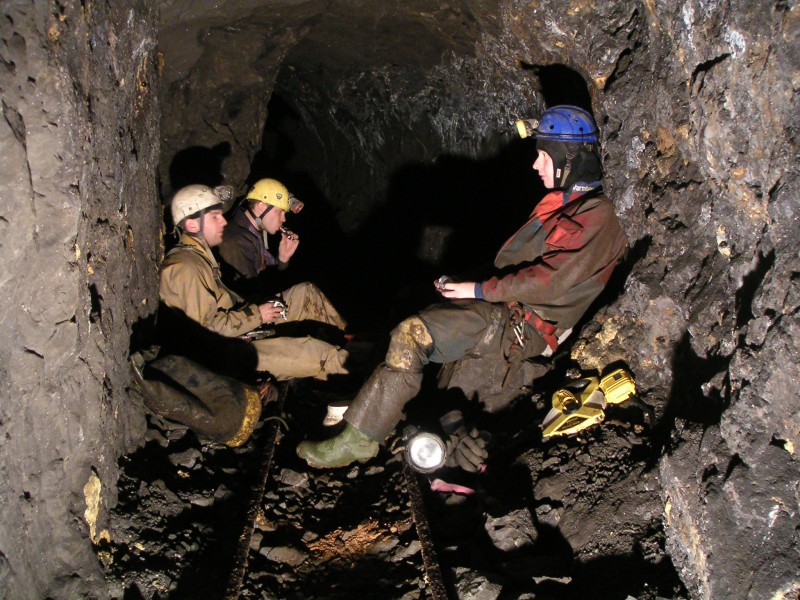 lc_lunchingrahamsvein.jpg - Lunchen near the end of the passage on Graham's Vein. Maybe a lunch calander is in order for next year, would it spawn a film?