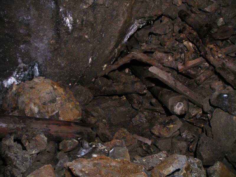 lc_mcssv_stope_link2sc_level.jpg - In the MCSSV stopes. The drop exit and drop into Smallcleugh Horse Level is just over and to the left of the V shaped stemple on the floor. Yet again not a pleasant place to hang around in.