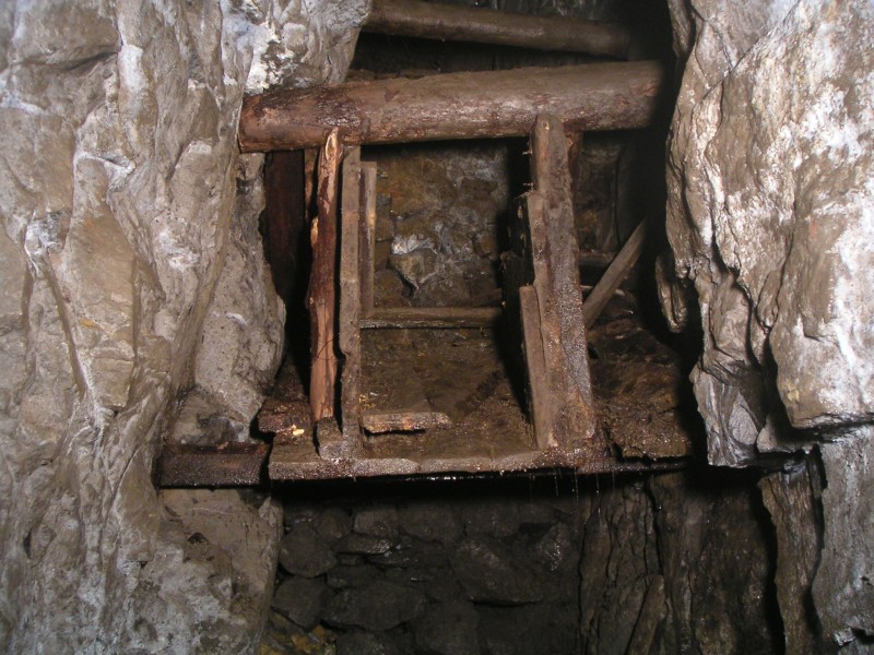 sc_mcssv_stp_orehopper.jpg - Round the corner in the cross cut, they way on is up the ore shoot.