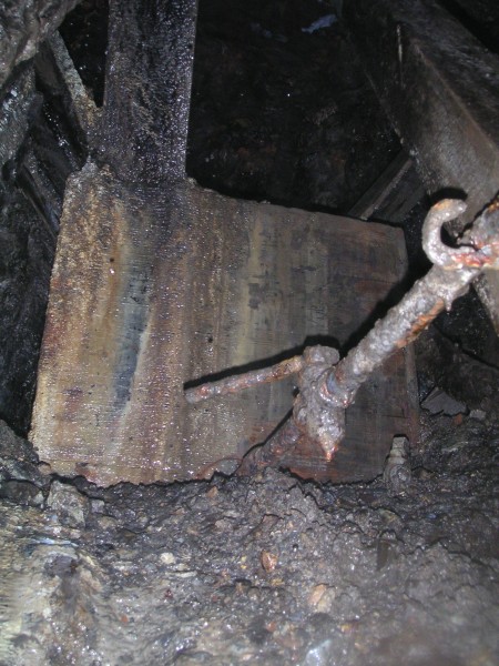 sc_airbox2.jpg - The airbox (?) that the pipe lead us to in another stope. The valve was did not turn.