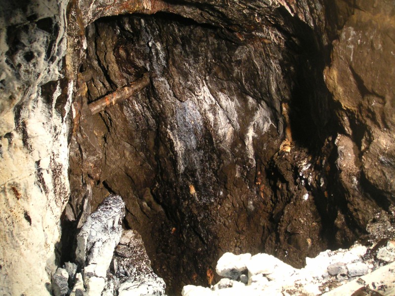 sc_airbox_stope2.jpg - The view looking out into the stopes on the MCSSV, from the air box level. One thing which dawned on us was that you just could not tell what you were walking on.