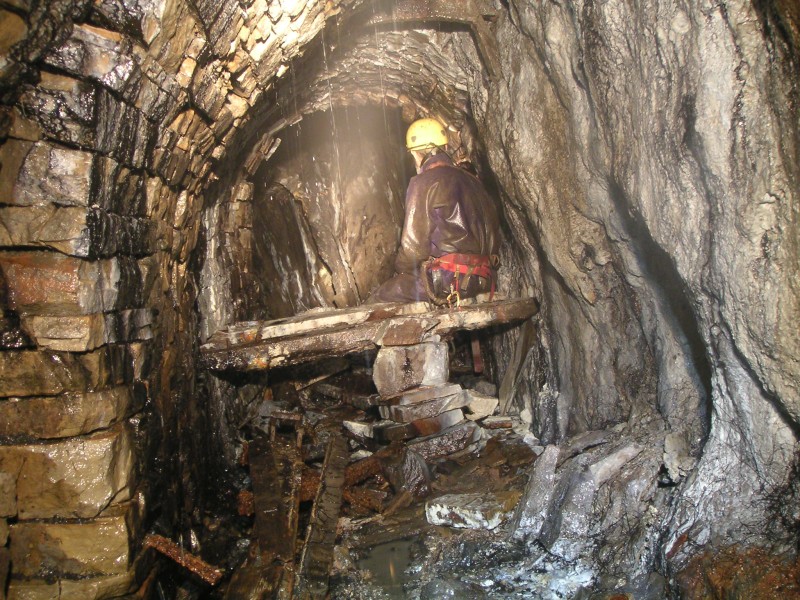 sc_eastviewpassage.jpg - Looking out into the stope that the eastern cross cut links into.