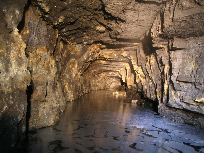 sc_lcv_24m_sublevel1.jpg - The passage at the bottom of the manway, 24m below the horse level.