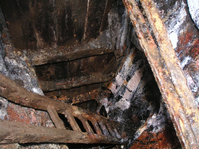 lc_lcv_sublevel_shaft.jpg - Looking down the manway in th sub level.
