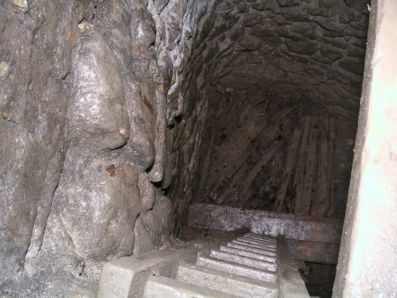 sc_manwayintostopesaftercarrsv.jpg - The manway and oreshoot which gains entry into the flats and stopes near Carr's Cross Vein.