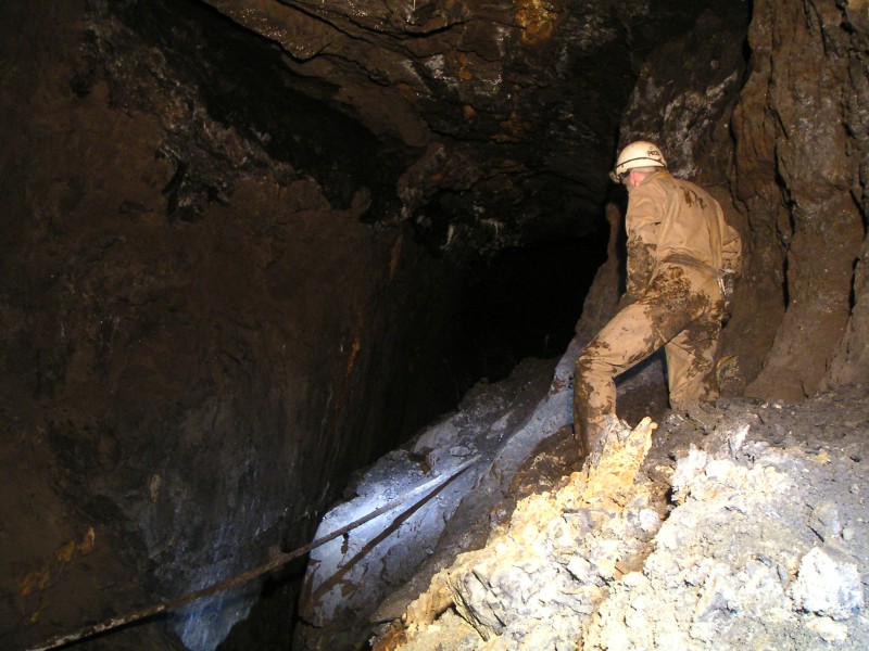 sc_mcssvs_eaststoping2.jpg - Looking down into the intersecting stope.