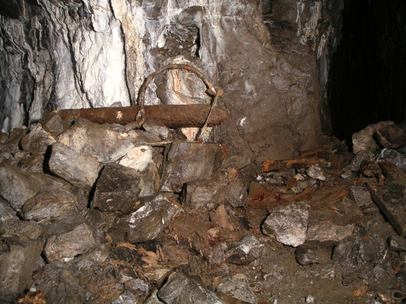 sc_mcssvs_kibblehandle.jpg - In the stope at the cross cut junction the handles of a kibble can be seen.