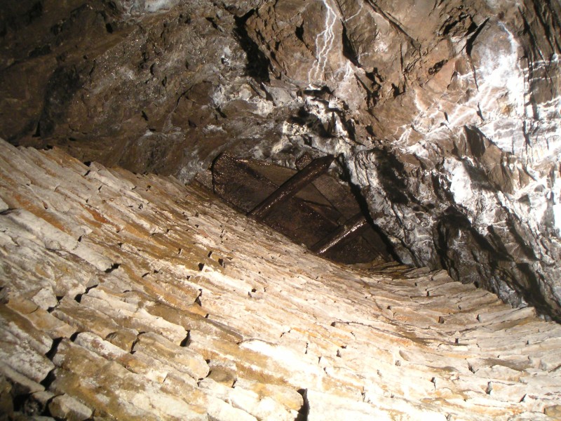 sc_mcssvs_xc_northdogleg_rise1.jpg - Looking up a rise, the top is covered with wooden planking, and then probably deads.