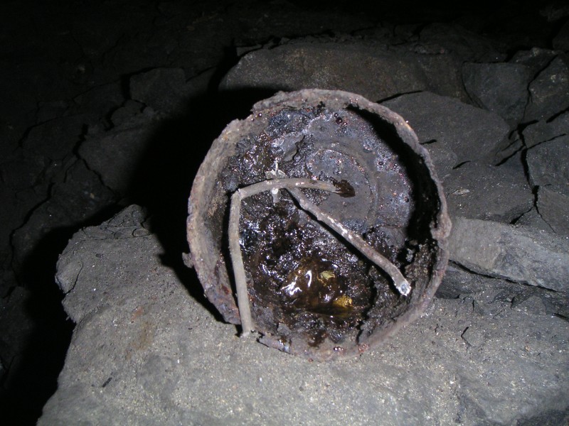 sc_stopesaftercarrsv_fuse.jpg - A tin with lead lined fusing in the flats.