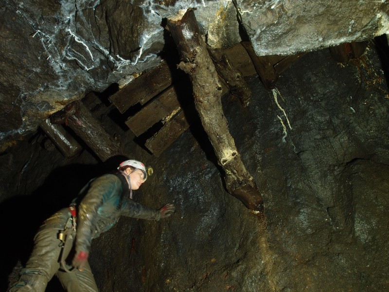P1303622.JPG - Stope on Middlecleugh Second Sun Vein, 'club foot' stemple. Above the horse level.
