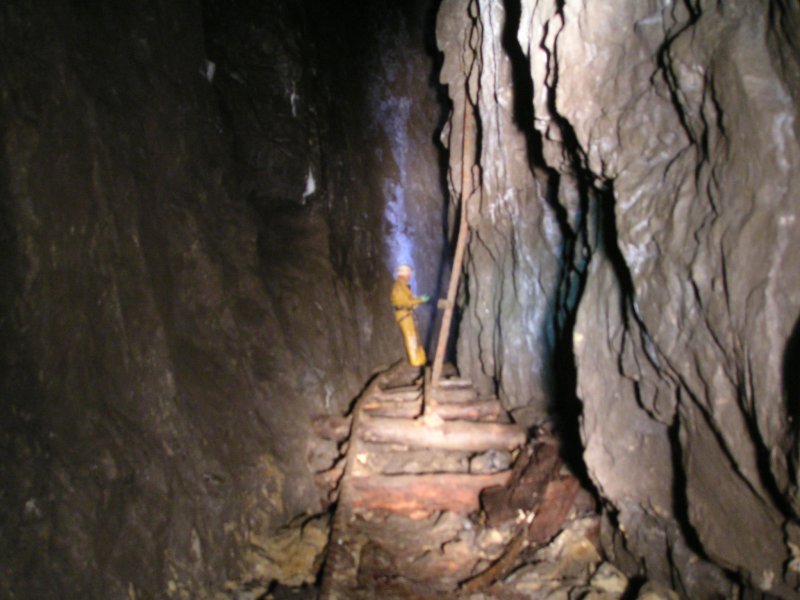 PICT0059.JPG - A view down the same stope as in the last picture, but with an updated photo. It is blurred, but still gives a good impression.