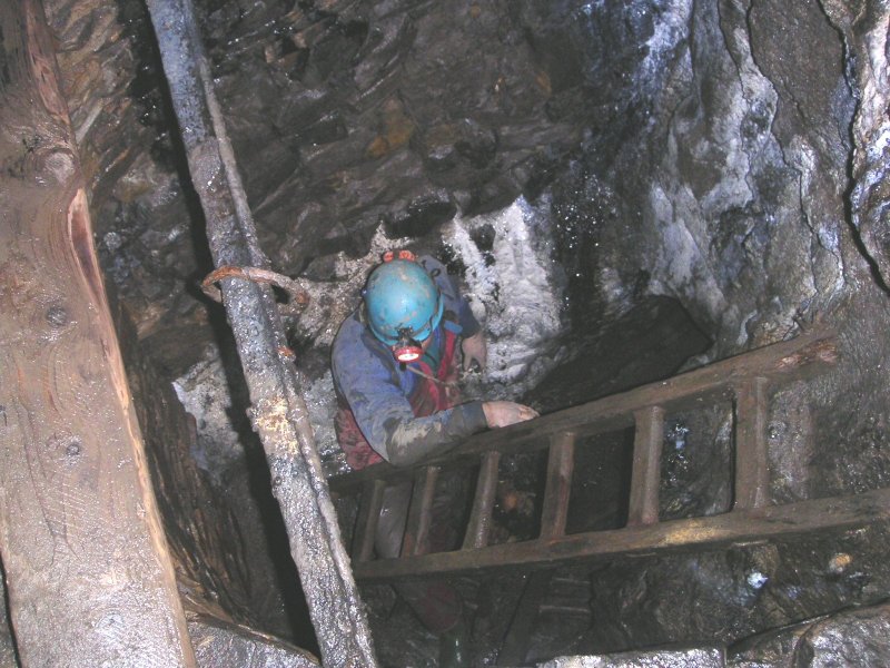 Pict0011.jpg - The small shaft from the stope that drops you into the sub level.