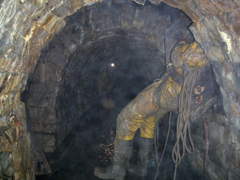 Pict0018.jpg - Mark dropping into Capelcleugh, looking nice and muddy.