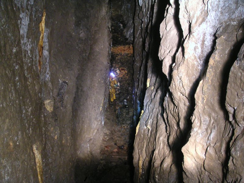 sc_cowscrossvein1.jpg - Cowhill Cross Cut further along the stope looking down.