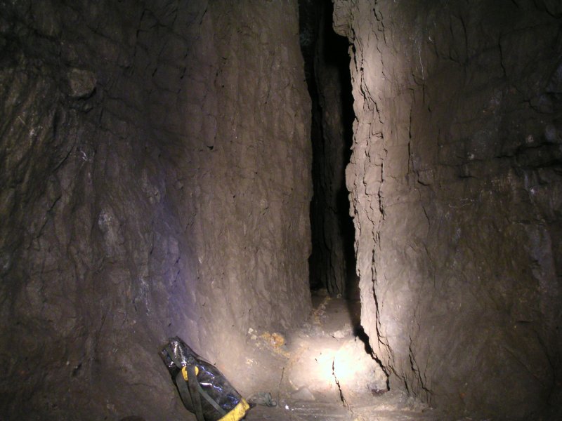 sc_cowscrossvein2.jpg - Cowhill Cross Cut at the beginning of the stope.