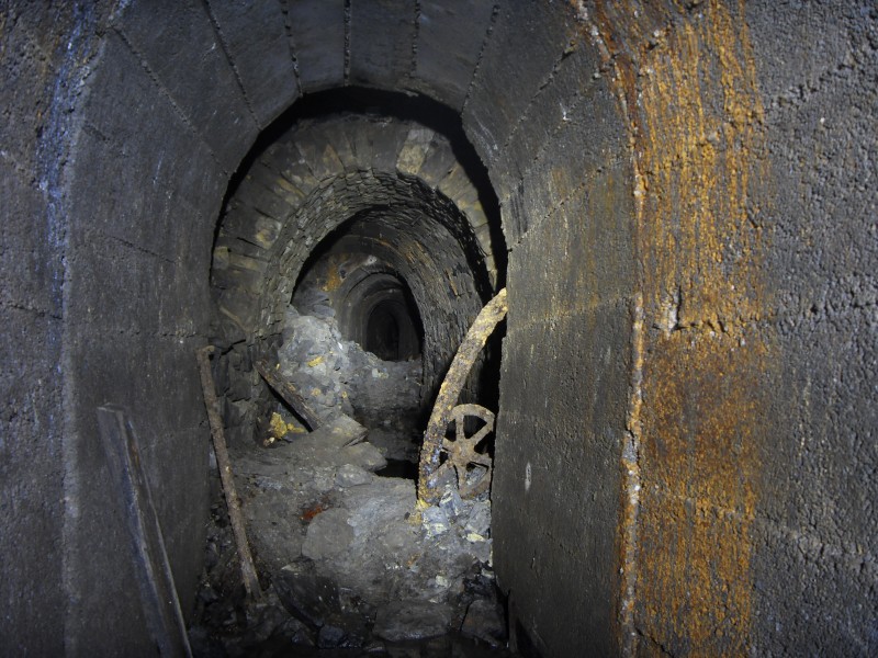 10_sc_mcssv_we_concretearching.jpg - More concrete arching, with barrow wheel.