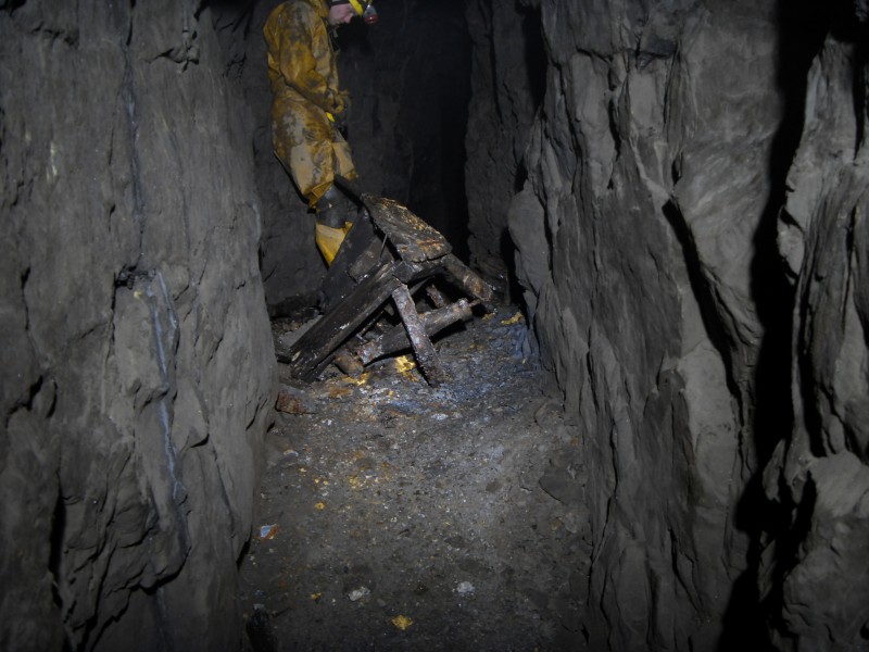 14_sc_mcssv_we_barrow.jpg - At the top, a collapsed wooden barrow can be seen.