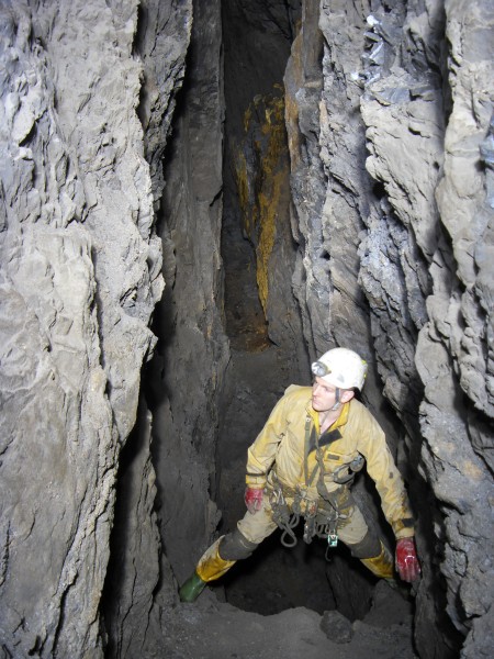 27_sc_mcssv_we_stopeclimbkarli.jpg - Climbing back down the stope slope. The ore chute at the bottom helps you keep focused.