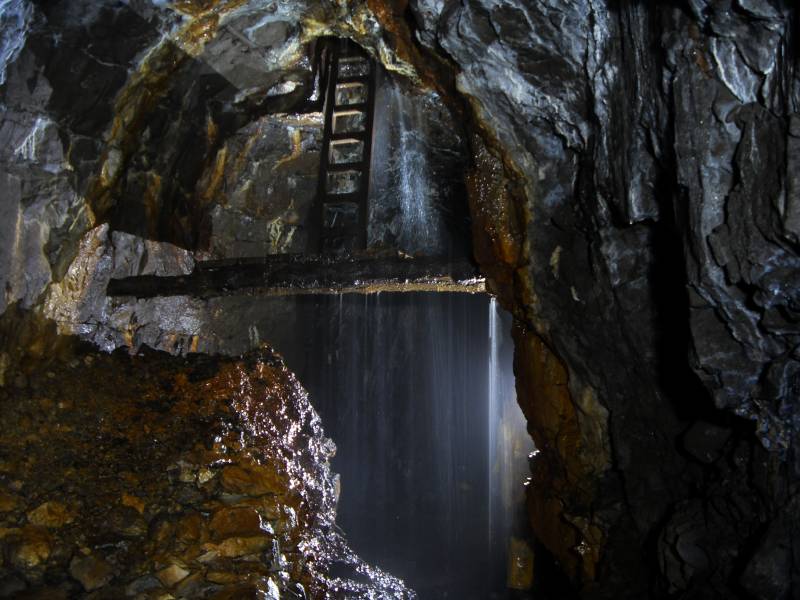 06_stope_ladderplat2.jpg - Another view of the ladder, platform, and the very wet water fall.
