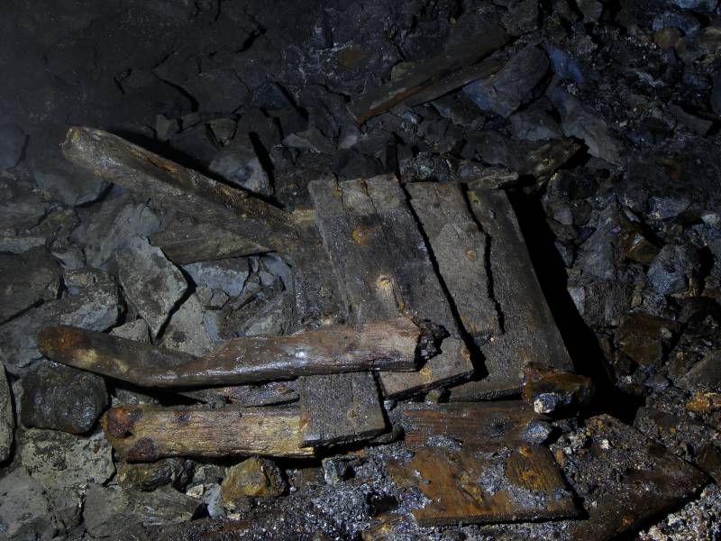 07_stope_barrow.jpg - A collapsed wooden barrow.