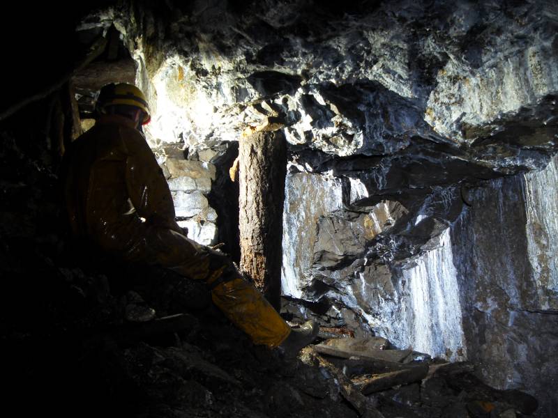 11_stope_risedoubleladder3.jpg - Just past the pillar on the right is the ore chute that took us back down in to the horse level.