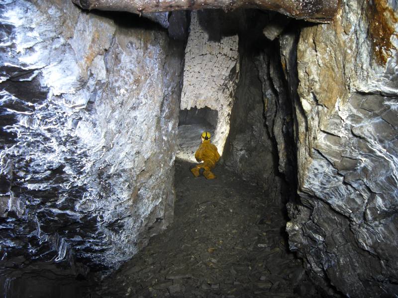 13_stope_slopearching2.jpg - One of the many debris piles in the stopes. Here the stone arching above can be seen very well.