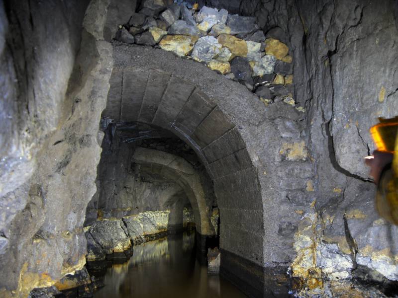 22_hl_arching2.jpg - Looking east on the main horse level, more VM concrete arching.