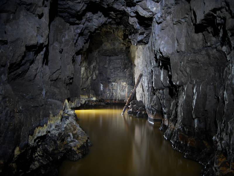 25_in_newcrossv2.jpg - On the New Cross Vein, the light is coming from the end of the Middlecleugh Second Sun Vein.