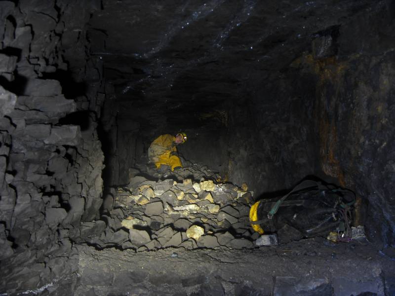 33_smallstope_crawlpete.jpg - In the small stopes above the Middlecleugh Second Sun Vein near the forehead - Peter.