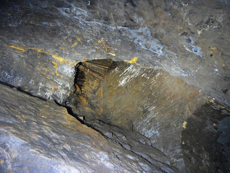 52_longcleugh_stope_highlevel.jpg - Past the arching, a level or more stopeing can be seen.