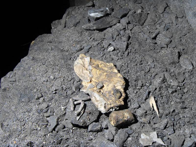 54_longcleugh_stope_explos1.jpg - On a rock shelf, some fuse and dynamite.