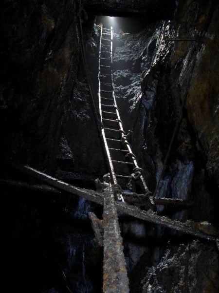 58_bogsh_ladder3.jpg - The new route through Bogg's Shaft.