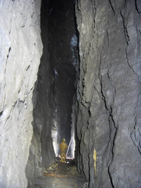 68_cowhillxv_stope1.jpg - On the way back, I could not help myself and tried another shot of the large stope on the south side of the Cow Hill Cross Vein.