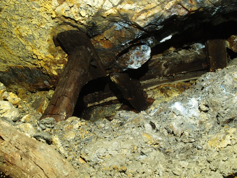 PC028590.JPG - Timber supports at the top of the inclined rise, past the arched chamber.