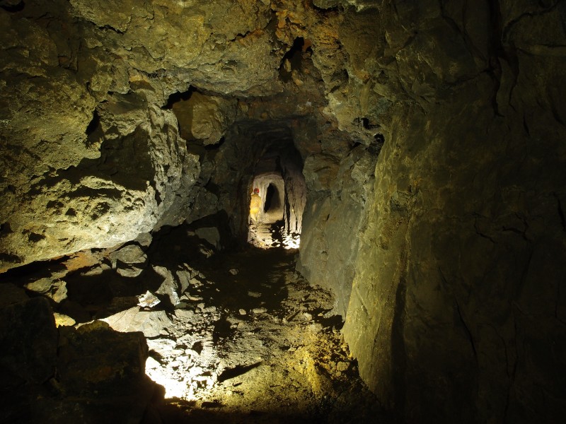 PC028606.JPG - View back along the crosscut.