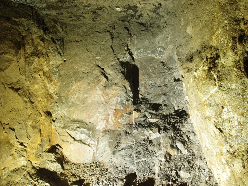 PC028610.JPG - Start of crosscut, fracture patterns on the wall and the bottoms of three shot holes.