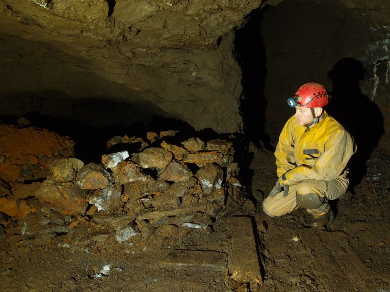 PC028614.JPG - Curved wall made from stacked deads in the limonite flats and stopes.