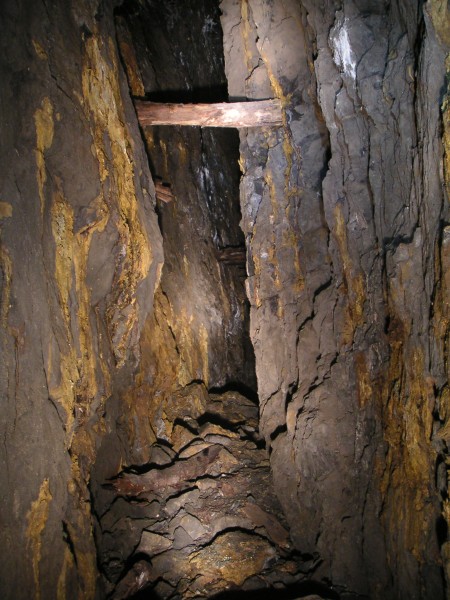sc_middlecleugh_stopes_2.jpg - This is in the stope after the 6m drop, here we are looking towards the drop that we came down from. The stope is 1-2m in width and approximately 10m high.