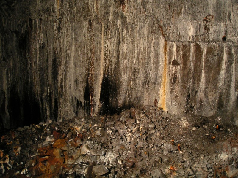 sc_middlecleugh_stopes_calcification.jpg - The whole stope had heavy calcification in it, here the view is of the southeast wall.