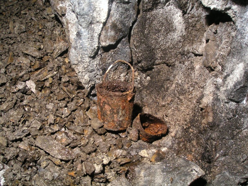 sc_middlecleugh_stopes_greasecan.jpg - On the corner before you enter the main stope area we came across this grease bucket.