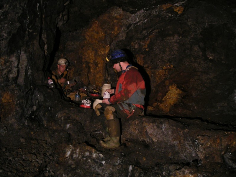 sc_middlecleugh_stopes_lunch.jpg - Another trip, another stope, another lunch.