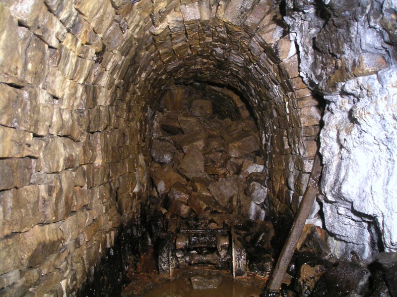 sc_middlecleugh_stopes_sublev4.jpg - The collapse in the sublevel and the half buried bogey. Towards the right hand side of the arching you can see the gap that allows you to get through, there is a fair amount of hanging death so passing with precision is paramount.