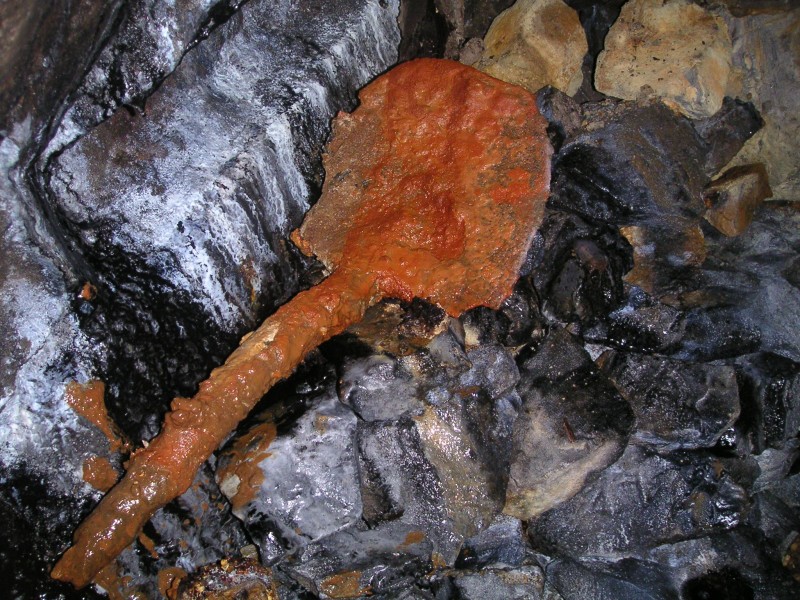 sc_middlecleugh_stopes_sublevspade.jpg - In the sublevel we found this spade covered in orange orche, as taste of things to come...