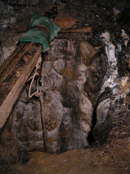 sc_middlecleughvein_oreshoot.jpg - The ore shoot that was rigged to get into the sublevel some 6m below the stope floor level.