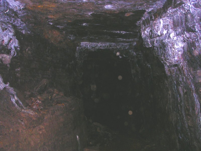 sc_rampgill_hanginshawlevel3.jpg - Rampgill passage under Proud's workings.