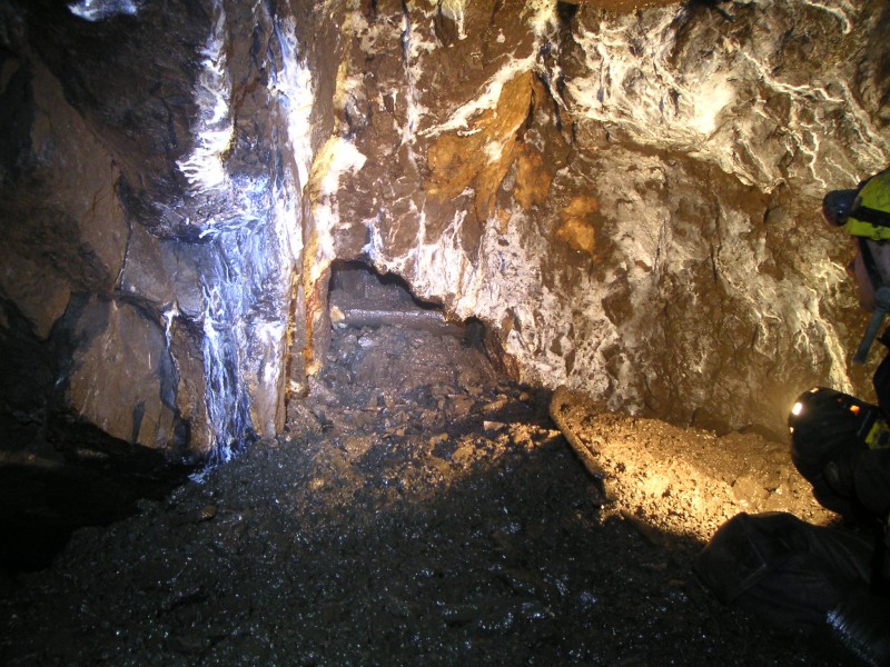 sc_boggshaft_choked_1.jpg - The state of Bogg Shaft (12/01/08) after Karli and Pete did some digging. The photo is taken at the top of the debris mound. Note the position of the stemple for comparison with the the next photo.