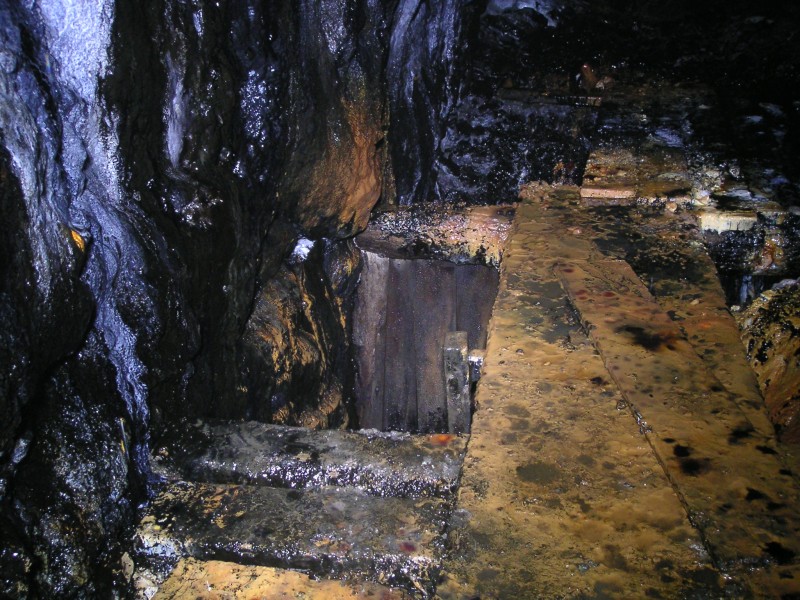 sc_stopewestofboggshaft_manway_2.jpg - The same as the last photograph, but taken with LED lighting. I know that LED's are supposed to be closer to daylight, but which one is more realistic?